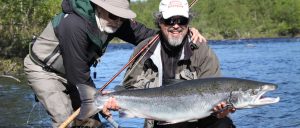 Gran salmón pescado en el Río Drozdovka, Península de Kola