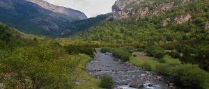 río del pirineo de Aragón, españa