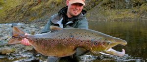 Pesca de salmón en el Río Midfjardará. Islandia