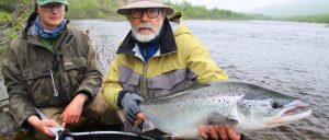 Pesca de Salmón Atlántico a Mosca en el Río Drozdovka, Península de Kola, Rusia