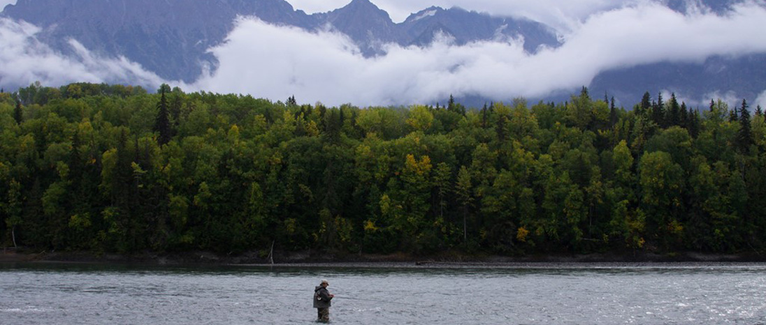 Pesca de steelhead en el Río Skeena, Columbia Británica, Canadá